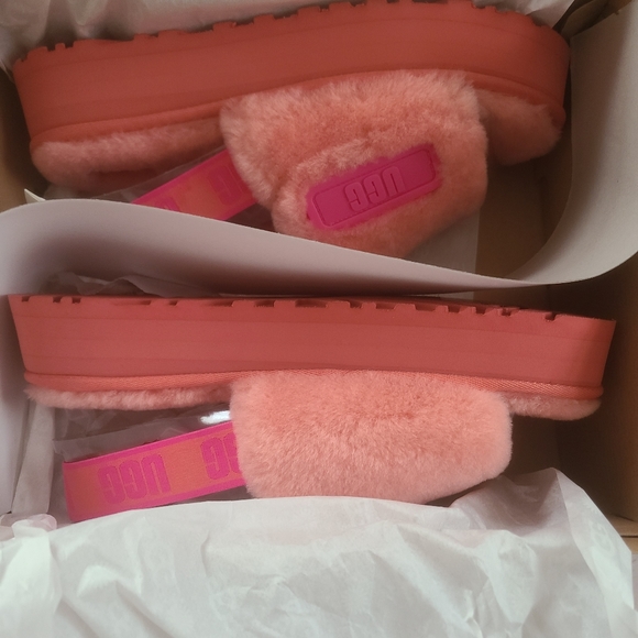 UGG - Picture 2 of 5